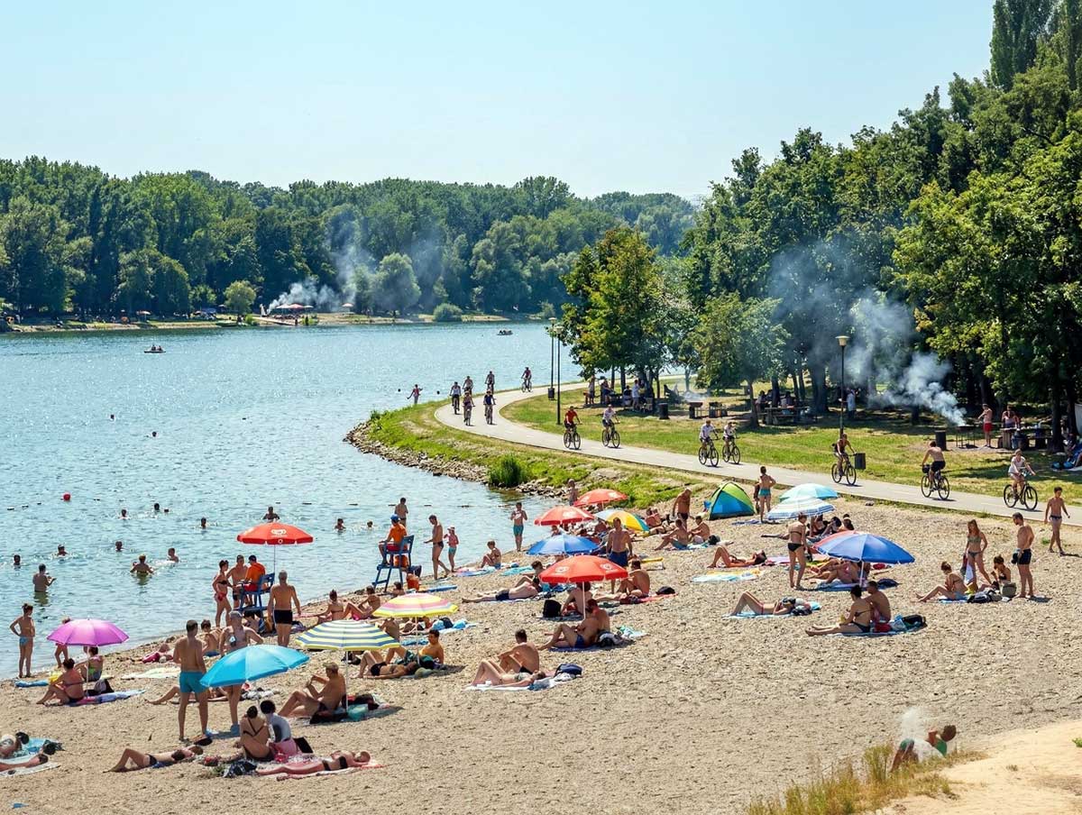 Belgrad Ada Ciganlija'da plaj, bisiklet yolu ve göl kıyısı