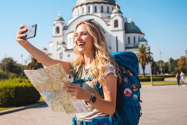 Belgrad 3 günlük şehir turu rotasında Aziz Sava Katedrali ve mutlu gezgin.