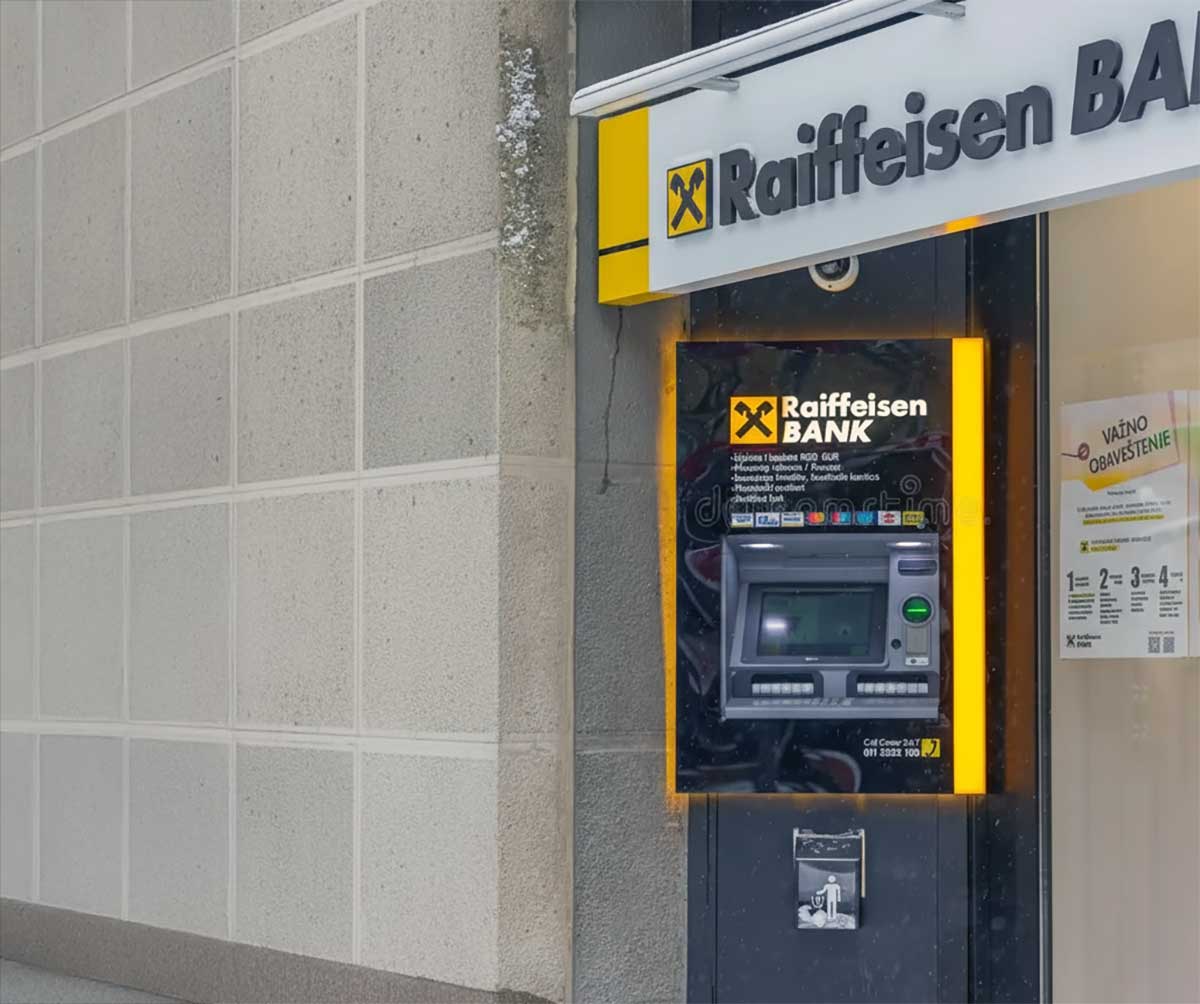 Raiffeisen Bank ATM’si, Belgrad’da sokak üzerindeki para çekme noktası
