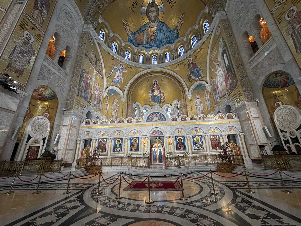 Belgrad Aziz Sava Katedrali içi, altın mozaikli ana ibadet alanı