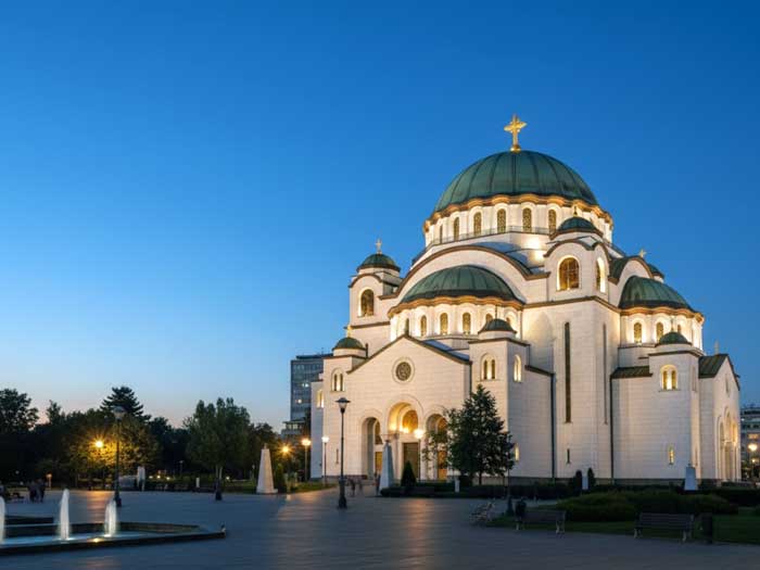 Aziz Sava Katedrali ve geniş meydanı, akşam saatlerinde aydınlatılmış şekilde görülen manzara