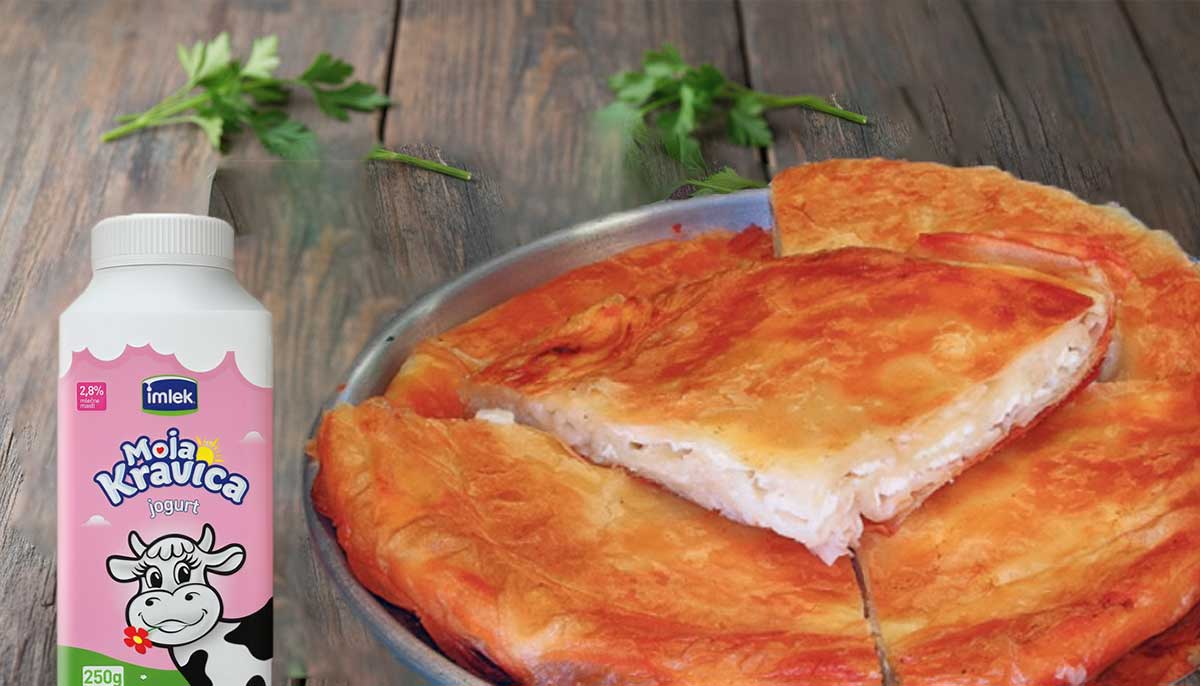Fırından çıkmış peynirli börek dilimleri ve yanında ayran.