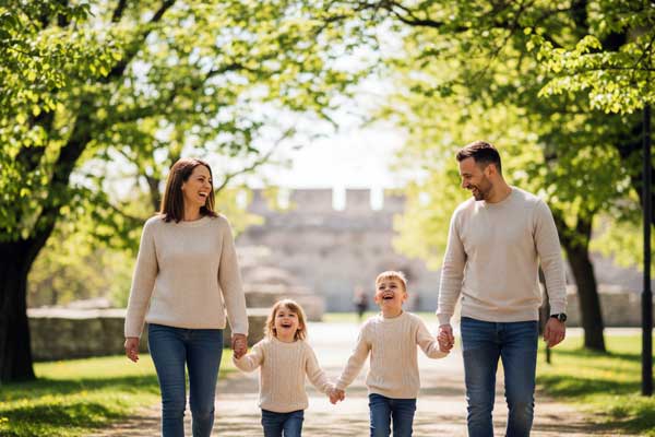 Belgrad çocuklu aile gezi rotasında Kalemegdan Parkı'nda eğlenen mutlu aile.