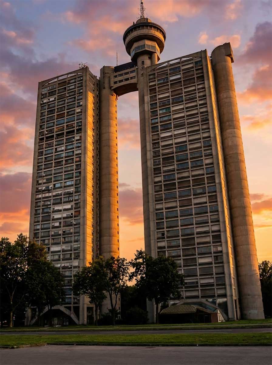 Gün batımında Belgrad Genex Kulesi