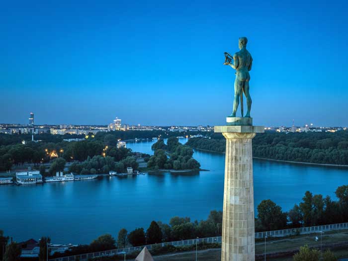 Kalemegdan surları üzerindeki Pobednik heykeli ve Sava ile Tuna nehirlerinin akşam manzarası