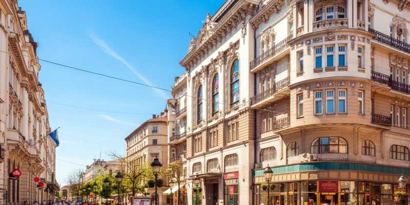 Belgrad Stari Grad bölgesinde Knez Mihailova caddesinde gündüz alışveriş yapan ve yürüyen insanlar