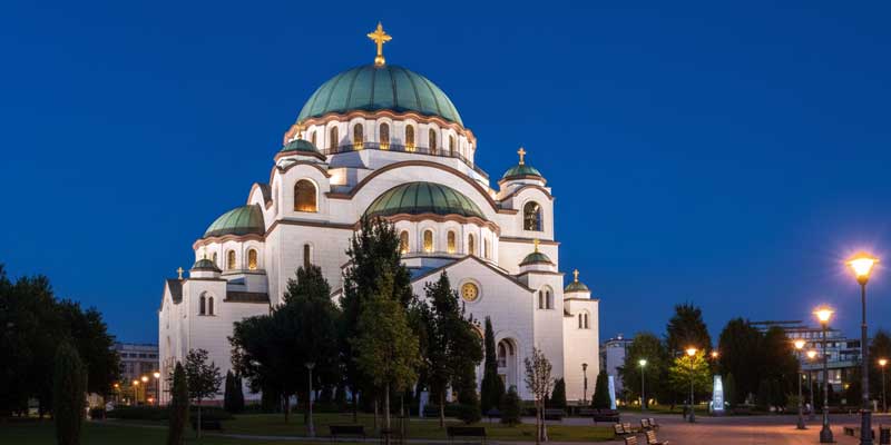 Belgrad Vračar semtinde Aziz Sava Katedrali ve önündeki parkın akşam ışıklarıyla aydınlanan manzarası