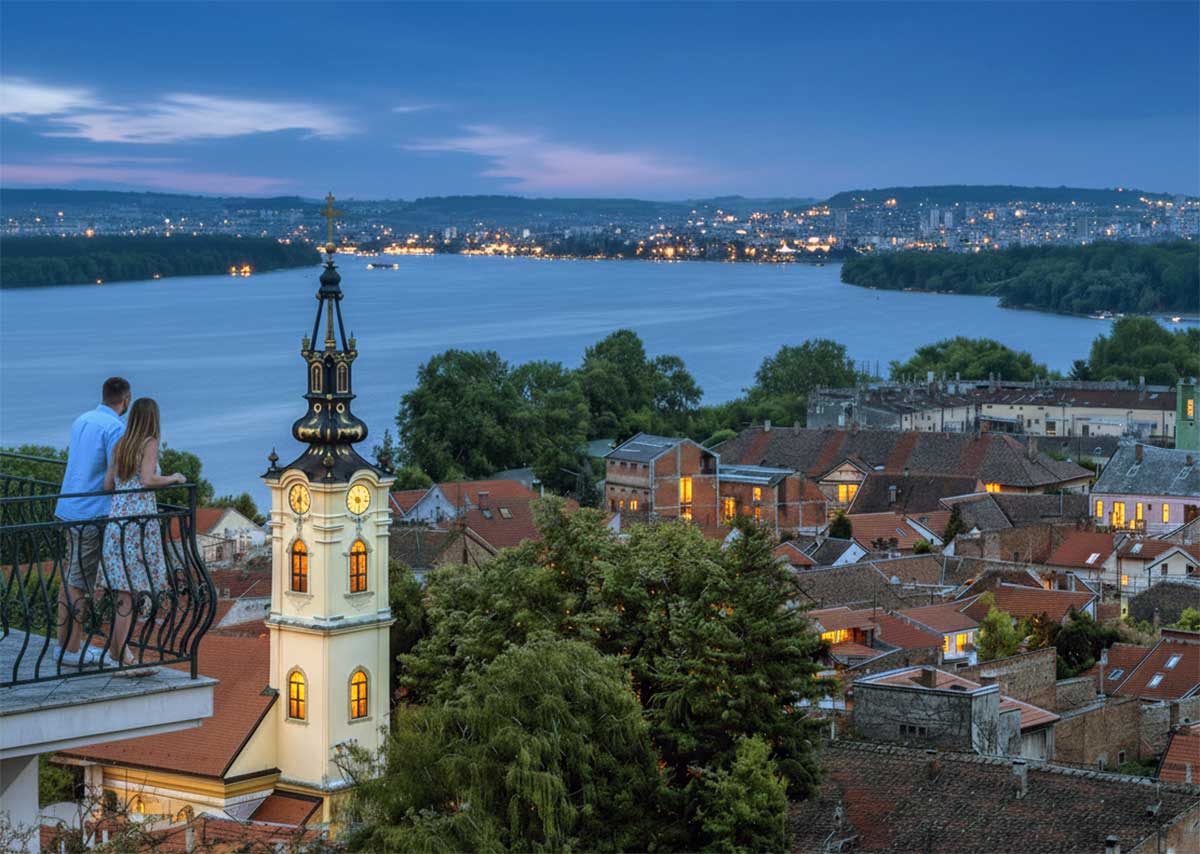 Belgrad Zemun’da akşam saatlerinde Tuna Nehri ve tarihi mahalle manzarası