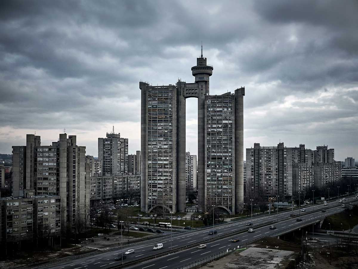 Belgrad Genex Kulesi ve brutalist şehir silüeti