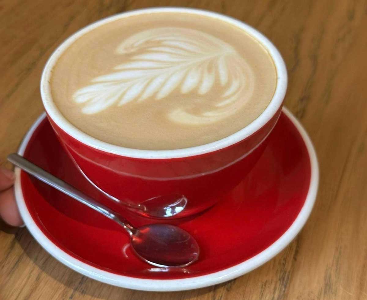 Kırmızı fincanda latte art.