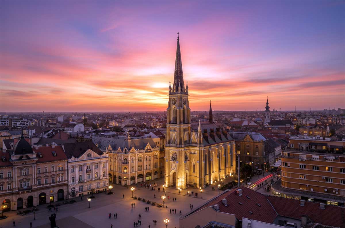 Novi Sad Özgürlük Meydanı ve Katolik Kilisesi gün batımı manzarası