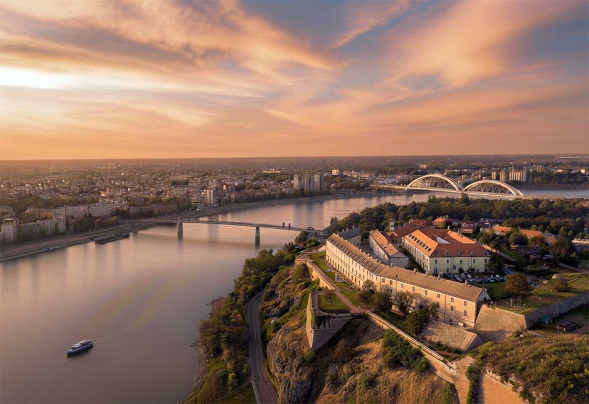 Novi Sad’da Petrovaradin Kalesi ve Tuna Nehri manzarası
