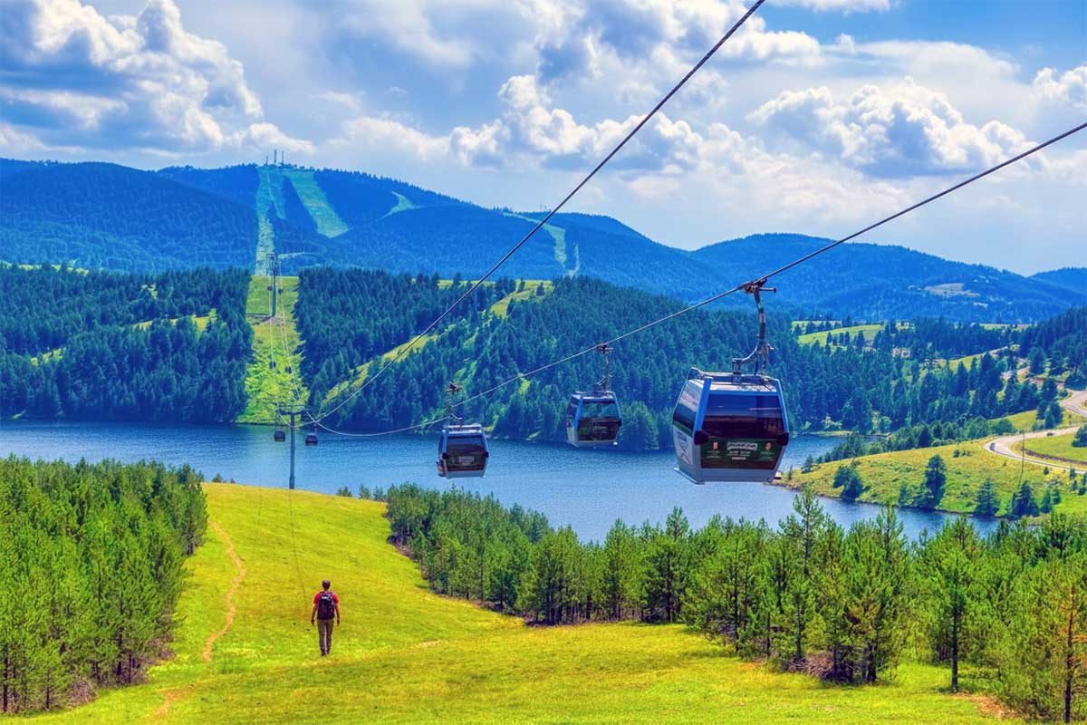 Zlatibor’da teleferik hattı ve göl manzarası, Sırbistan